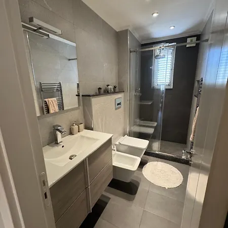 Ee Apartment *