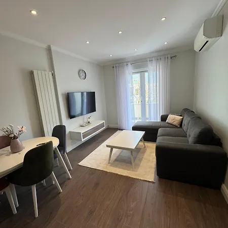Ee Apartment *